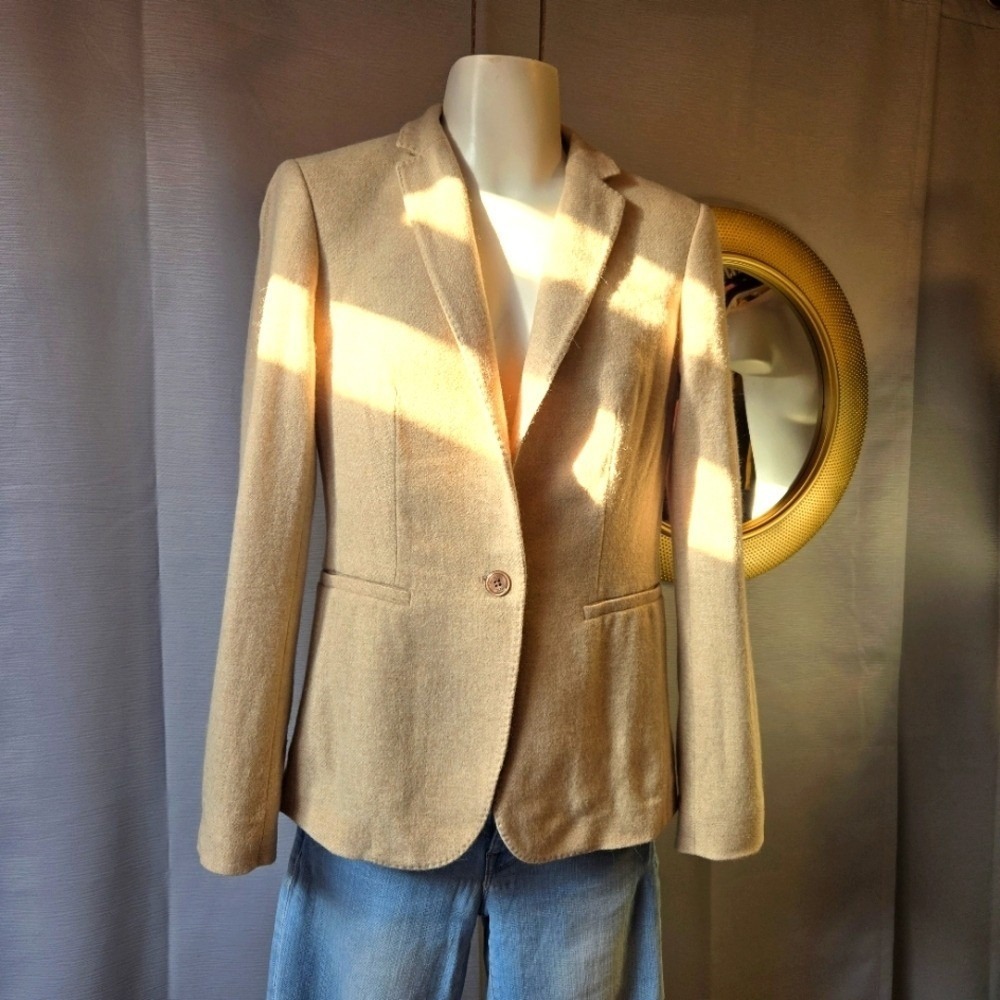 Women's Massimo Dutti cream Blazer - Size 4